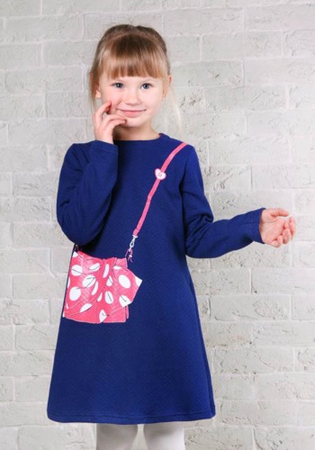 Состав:
Капитоний
Хлопок 100%
	Платье для девочки с длинными рукавами. Украшено спереди аппликацией ввиде сумочки.