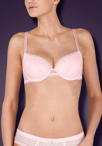 Состав:
Кружево
ПА 90%,
ПУ 10%
	Бюстгальтер формы T-Shirt с формованной чашкой без Push-Up для всех размеров. Детали бюстгальтера выполнены из эластичного кружевного полотна, декорированы узким кружевом. Центральная деталь декорирована атласным ба