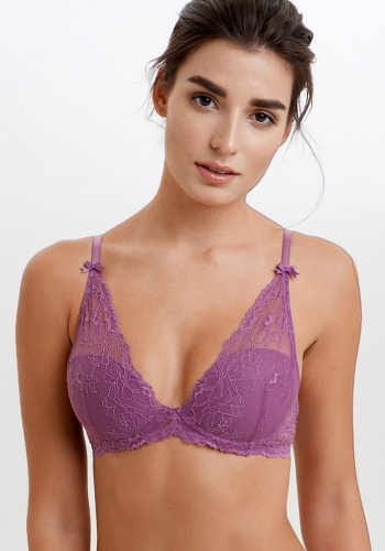 Состав:  
Кружево
ПА 90%,
ПУ 10%
	Кружевной бюстгальтер формы Т-Shirt на косточках. Тонкая формованная чашка обтянутая кружевом до плеч. Несъемные регулируемые бретели, декорированные бантиками. Застежка на два крючка сзади.