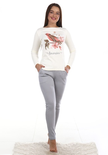 Состав:
Интерлок
Хлопок 100%
	Костюм женский состоит из толстовки и брюк из однотонного полотна. Верх украшен нежным рисунком. 

Обратите внимание: расцветка товара на сайте может отличаться от фактической расцветки. Оптовый склад оставляет за 