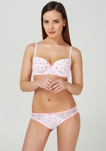 Состав:
Эластичное полотно
ПА 85%
ПУ 15%
Эластичное кружево
ПА 90%
ПУ 10%
Ластовица
Хлопок 100%
	Трусики классические выполнены из эластичного принтованного полотна и кружева, декорированы эластичной лентой с фестонами. Передняя деталь декори