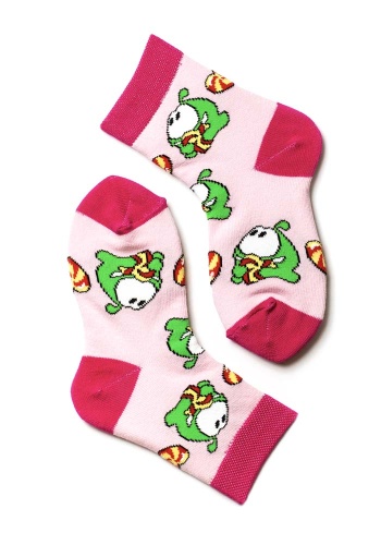 Состав:
Хлопок 80%
ПА 15%
Эластан 5%
	Носки демисезонные гладкого переплетения с вышивным рисунком забавного маленького монстрика-героя Английского мультсериала 