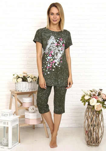 Состав:
Кулирка
Хлопок 100%
	Женский костюм с бриджами. Выполнена из принтованного полотна. Футболка украшена рисунком. 

Обратите внимание: расцветка товара на сайте может отличаться от фактической расцветки. Оптовый склад оставляет за собой п