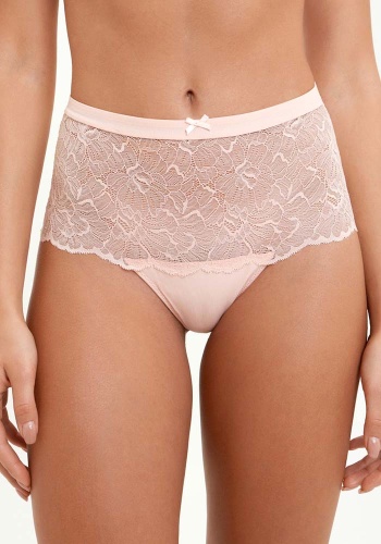 Состав:
Эластичное полотно
ПА 88%
ПУ 12%
Эластичное кружево
ПА 90%
ПУ 10%
Ластовица
Хлопок 100%
	Трусики с высокой талией, выполненные из кружева и фактурной эластичной ткани. Передняя деталь декорирована бантиком. Внутренняя ластовица выполн