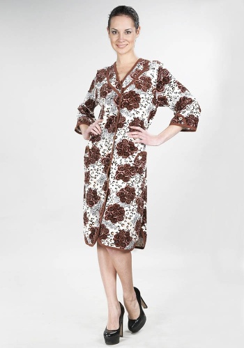 Состав: 
Велюр
Хлопок 80%, 
Полиэстер 20% 
	Халат женский выполнен из набивного велюра цветочного рисунка. Халат на пуговицах без воротника, накладные карманы, рукав 3/4. Карман и рукав выполнены с патами. Отделка кантом контрастного цвета. Расцве