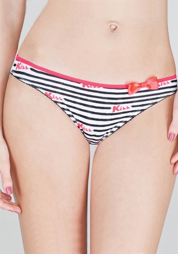 Состав:
Полотно
Хлопок 95%
ПУ 5%
Ластовица
Хлопок 100%
	Трусики классические выполнены из эластичного принтованного хлопкового полотна спереди и эластичного хлопкового полотна, украшенного принтом сзади, декорированы  эластичной лентой с фестона