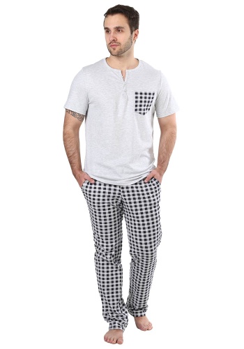 Состав:
Кулирка
Хлопок 100%
	Пижама мужская состоит из футболки и брюк. Футболка с круглым вырезом горловины на полочке имитация планок с застежкой на петли – пуговицы. Горловина окантована. Рукав короткий втачной. На полочке нагрудной карман. Брюк