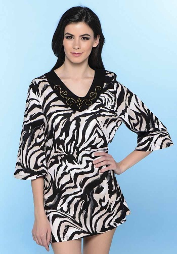 Состав:
Хлопок 100%
	Пляжное платье свободного силуэта с V-образным вырезом. Детали платья выполнены из принтованного хлопкового полотна. По линии горловины обработана фигурная деталь из однотонного хлопкового полотна, декорированная термоаппликацие