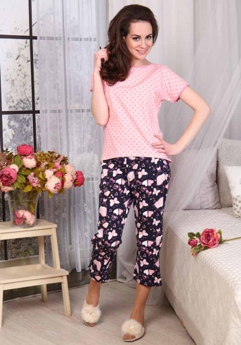 Состав: 
Кулирка
Хлопок 100%
	Костюм женский состоит из футболки и бридж. Футболка  расширенного силуэта, длиной до линии бедра, со спущенным плечом. Перёд  без особенностей с углублённой горловиной. На спинке декольтированный вырез  и  тесьма - за