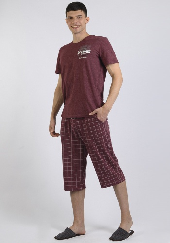 Состав: 

Кулирка
Хлопок 50%
ПЭ 50% 

	Мужской костюм состоит из футболки и бридж. Рукав короткий, втачной. Дизайнерский принт. Бриджи свободного кроя в клетку. Пояс на резинке, правильная посадка.


Обратите внимание: расцветка товара на сайте м