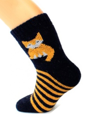 Состав:
Вискоза 35%
Полиэстер 30%
Шерсть 20%
Ангора 10%
Эластан 5%
	Детские носки из ангоры с мехом внутри. Украшен рисунком 