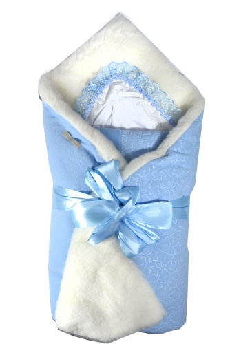 Состав:
Верх: полиэстер 100%
Подкладка: шерсть 30%, лавсан 70%
	Одеяло на выписку, для мальчика и для девочки. Вместе с одеялом в комплекте:
1. Одеяло
2. Уголок
3. Лента
4. Распашонка трикотажная
5. Чепчик трикотажный
6. Пеленка фланель