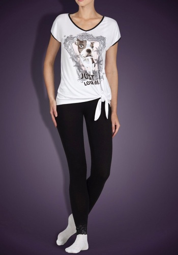 Состав:
Вискоза 95%,
ПУ 5% 
Кружево 
ПА 90%,
ПУ 10%
	Пижама женская. Футболка с короткими рукавами, на передней части изделия цветной принт и декоративный узелок по низу. Лосины однотонные с кружевными манжетами по низу изделия. 