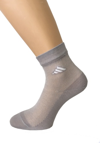 Состав:
Хлопок 78%
Полиамид 22%
	Спортивные мужские носки с перфорацией по всей длине и небольшим рисунком.