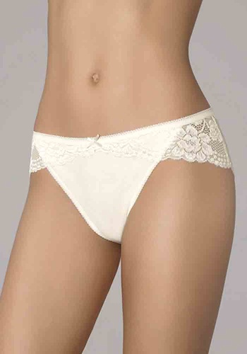 Состав:
Хлопок 95%
Эластан 5%
    Трусы из хлопка с эластаном, на поясной части фронта и сзади кружевные вставки, ажурная отделка края, спереди аппликация в виде бантика. Благодаря мягкости и эластичности материала трусы идеально сидят по фигуре.