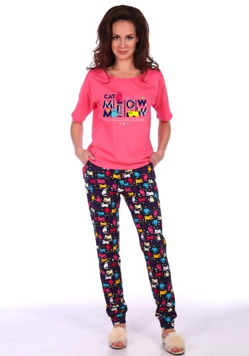 Состав:
Брюки: интерлок
Футболка: кулирки 
Хлопок 100%
	 Женская костюм для дома. Фтутболка украшена рисунком, брюки выполнены из принтованного полотна.  

Обратите внимание: расцветка товара на сайте может отличаться от фактической расцветки.