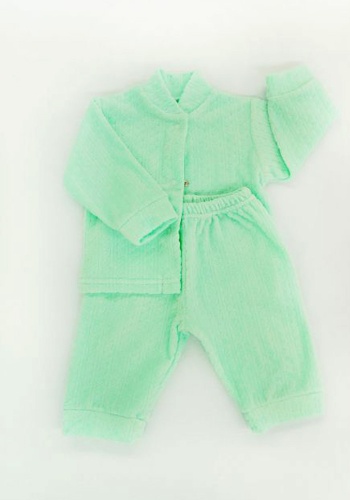 Состав:
Велюр
Хлопок 100%
	Комплект ясельный велюровый с манжетами на рукавах и штанишках.