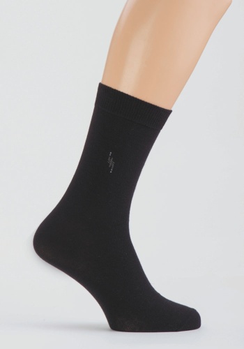 Состав: 
Хлопок 75%, 
Полиамид 23%, 
Эластан 2%
	Демисезонные носки гладкого плетения с небольшим рисунком на паголенке.