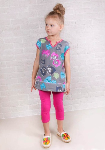 Состав:
Кулирка
Хлопок 100%
	Удобный, яркий, модный комплект для девочки. Состоит из 2 предметов (футболка + брючки).