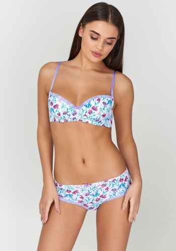 Состав:
Эластичное полотно
ПА 85%
ПУ 15%
Эластичное кружево
ПА 90%
ПУ 10%
Ластовица
Хлопок 100%
	Трусики-боксеры выполнены из эластичного принтованного полотна и узкого кружева. Передняя деталь декорирована бантиком. 