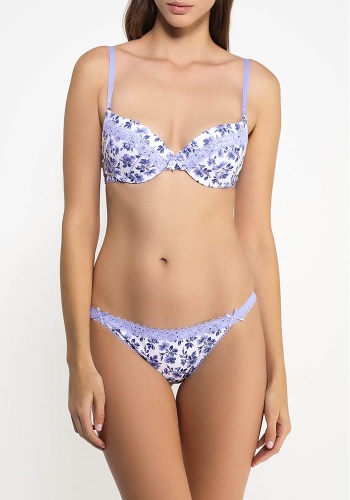 Состав:

Полотно
Хлопок 95%
ПУ 5%
Кружево
ПА 90%
ПУ 10%
Ластовица
Хлопок 100%

	Трусики-стринг выполнены из эластичного принтованного хлопкового полотна, декорированы узким кружевом и эластичной лентой с фестонами. Передняя деталь декорирована 