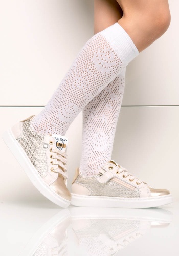 Состав:

Хлопок 56%
Полиамид 38%
Эластан 6%

	Хлопковые детские гольфы ажурного плетения с узором в виде цветочков. У модели широкая резинка 