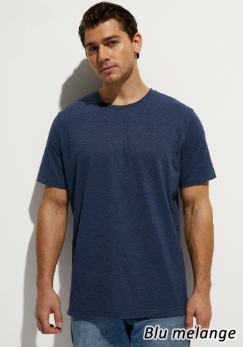 Состав:
Хлопок 50%
Полиэстер 50%

   Мужская футболка с круглым вырезом и коротким рукавом, выполненная из хлопка с полиэстером. Модель отлично подходит и на каждый день, и для занятий спортом, а меланжевый эффект ткани делает ее очень эффектной и стильно