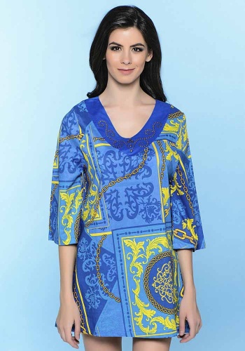 Состав:
Хлопок 100%
	Пляжное платье свободного силуэта с V-образным вырезом. Детали платья выполнены из принтованного хлопкового полотна. По линии горловины обработана фигурная деталь из однотонного хлопкового полотна, декорированная термоаппликацие