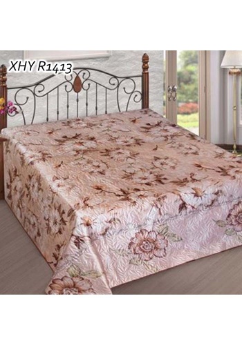 Состав:
1ая сторона - искусственный шелк, с модными дизайнами 3Д.
2ая сторона- белый спанбонд, нетканный материал.
Наполнитель - синтепон. 
	Покрывало 