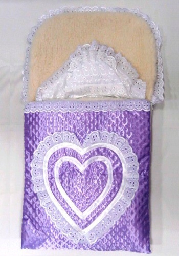 Состав: 
Шерсть 80%
ПЭ 20%
Конверт из атласа на меху состоит из 6 предметов
1. Конверт из атласа на меху
2. Чепчик нарядный из стеганого атласа с кружевом
3. Уголок
4. Одеяло 90*90 бязь
5. Пелёнка теплая 75*110
6. Распашонка тёплая