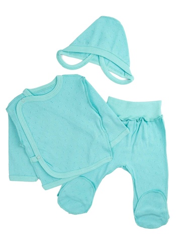 Состав:
Перфорация
Хлопок 100%
	Комплект ясельный. Состоит из 3 предметов (распашонка + ползунки + чепчик)