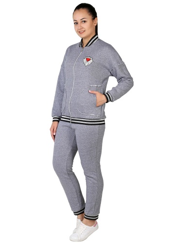 Состав:
Футер
Хлопок 60%
ПЭ 40%
     Костюм состоит из толстовки и брюк. Толстовка «Кристалл» Бомбер женский спортивного типа на молнии с длинным рукавом на манжете. На полочках два накладных кармана с имитацией листочки и открытыми срезами по кра