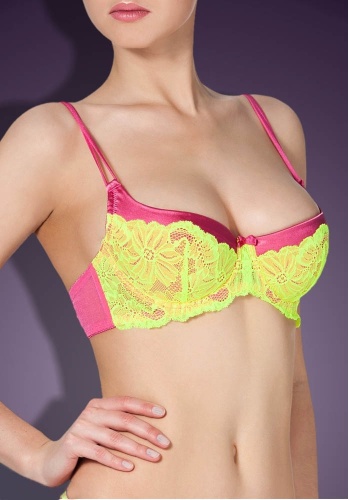 Состав:
Атласное полотно
ПЭ 97%,
ПУ 3%
Эластичная сетка
ПА 88%,
ПУ 12%
Эластичное кружево
ПА 90%,
ПУ 10%
	Бюстгальтер со стачной поролоновой чашкой с вертикальным швом. Детали бюстгальтера выполнены из эластичного атласного полотна, эластичн