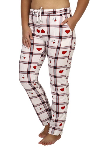 Состав:
Кулирка
Хлопок 100%
	Брюки женские из набивного полотна. На поясе регулируется шнурками. 

Обратите внимание: расцветка товара на сайте может отличаться от фактической расцветки. Оптовый склад оставляет за собой право поставить товар лю