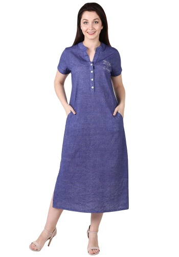 Состав:
Кулирка
Хлопок 100%
	Платье женское полуприлегающего силуэта из гладкокрашеного полотна, имитирующего структуру полотна из льна. Рукав короткий втачной. Застёжка по переду на петли и пуговицы. Воротник – узкая стойка. На левой полочке вышив