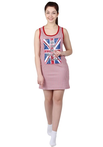 Состав:
Кулирка
Хлопок 100%
	Сорочка полуприлегающего силуэта длиной выше колена, без рукавов. Горловина и проймы окантованы бейкой из отделочной ткани. На полочке и спинке настрочены декоративные детали. Низ изделия обработан швом 