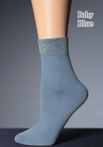 Состав:
Полиамид 80%
Эластан 13%
Люрекс 7%
	Непрозрачные фантазийные носки из эластичной микрофибры, с усиленным мыском и комфортной резинкой, украшенной вкраплениями блестящей металлизированной нити.
