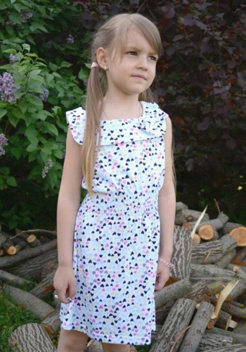 Состав:
Кулирка
Хлопок 100%
	Платье для девочки. Без рукава. Украшено спереди бантиком.