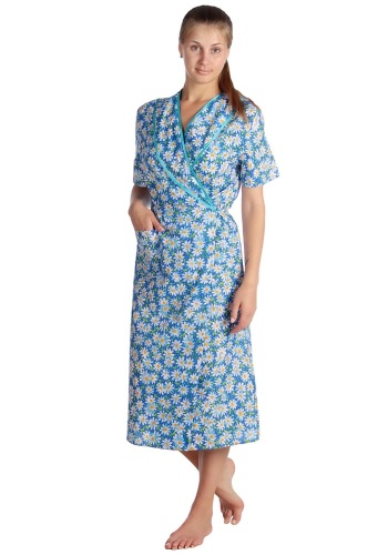 Состав:

Бязь 
Хлопок 100%

	Халат женский запашной прямого силуэта из бязи длиной ниже колена. С двумя накладными боковыми карманами, и декоративными деталями имитирующими отложной воротник. Рукава короткие втачные. На талии в боковых швах пояс. Низ