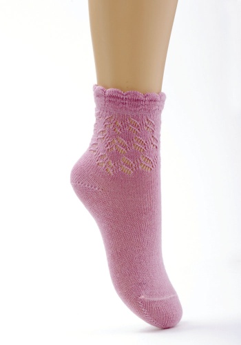 Состав: 
Шерсть 26%, 
Нитрон 61%, 
Полиамид 12%, 
Эластан 1%
	Теплые детские носочки для девочек. Гладкое плетение, с ажурным паголенком.