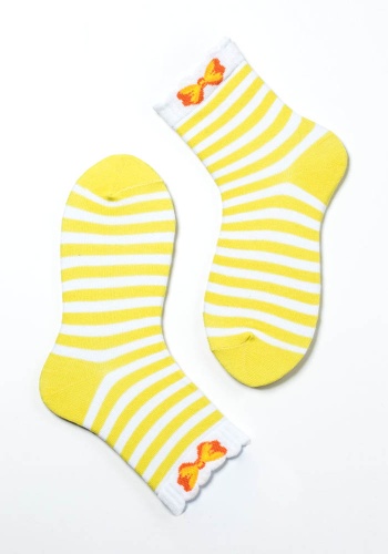 Состав:
Хлопок 83%
ПА 12%
Эластан 5%
	Носки демисезонные для девочки, гладкое переплетение с цветными полосками на белом фоне и рисунком в виде бантика на бортике, паголенок средней длины.