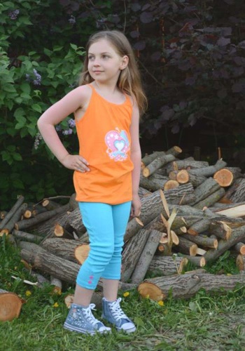 Состав:
Кулирка
Хлопок 100%
	Майка для девочки с аппликацией, на тонких лямочках.