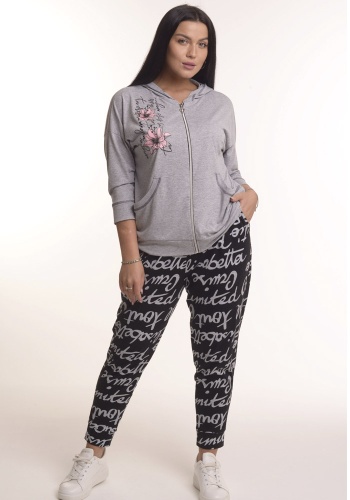 Состав:
Кулирка
Хлопок 100%
	Стильный костюм состоит из толстовки и брюк. Толстовка прямого покоя на молнии. Рукав втачной длиной 7/8  с манжетами по низу. Удлиненное плечо. Длина до линии бедер с поясом. Капюшон. Боковые карманы в стиле 