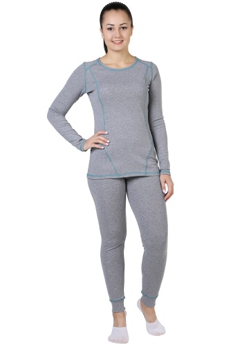 Состав:
Рибана
Хлопок 51% ПЭ 45% эластан 4%
	Гарнитур женский состоит из фуфайки и рейтуз. Фуфайка плотно облегающего силуэта, конструктивные линии обозначены контрастной строчкой.Рукав втачной, длинный.Низ фигурный.Рейтузы плотно облегающие, верх 