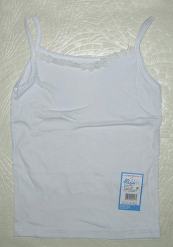 Состав:
Кулирка
Хлопок 100%
	Майка для девочки белая, шитьё. На тонких лямочках.