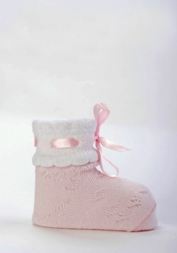 Состав: 
Хлопок 80%, 
Полиамид 19%, 
Эластан 1%
	Ажурные носочки с фантазийным бортиком и атласной ленточкой.