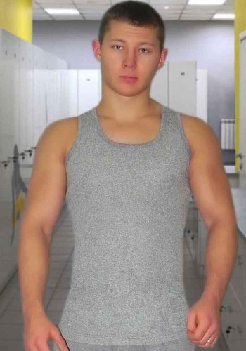 Состав:
Хлопок: 100%. 
	Майка мужская с U-образным вырезом горловины и структурным рисунком в вертикальную полоску.