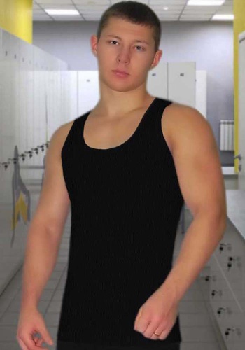 Состав:

Хлопок: 100%. 

	Майка мужская с U-образным вырезом горловины и структурным рисунком в вертикальную полоску.