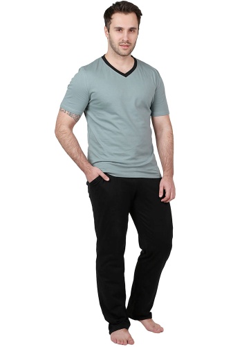 Состав:
Хлопок 100%
    Брюки прямого края с боковыми карманами в швах, накладным карманом сзади, притачным широким поясом на резинке, со шнурком и люверсами.