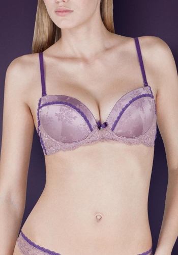 Состав:
Атласное полотно
ПЭ 92%,
ПУ 8%
Эластичная сетка
ПА 91%,
ПУ 9%
Кружево
ПА 90%,
ПУ 10%
	Бюстгальтер T-Shirt с формованной чашкой с небольшим уплотнением внутри одинаковым для всех размеров. Детали бюстгальтера выполнены из эластичного 